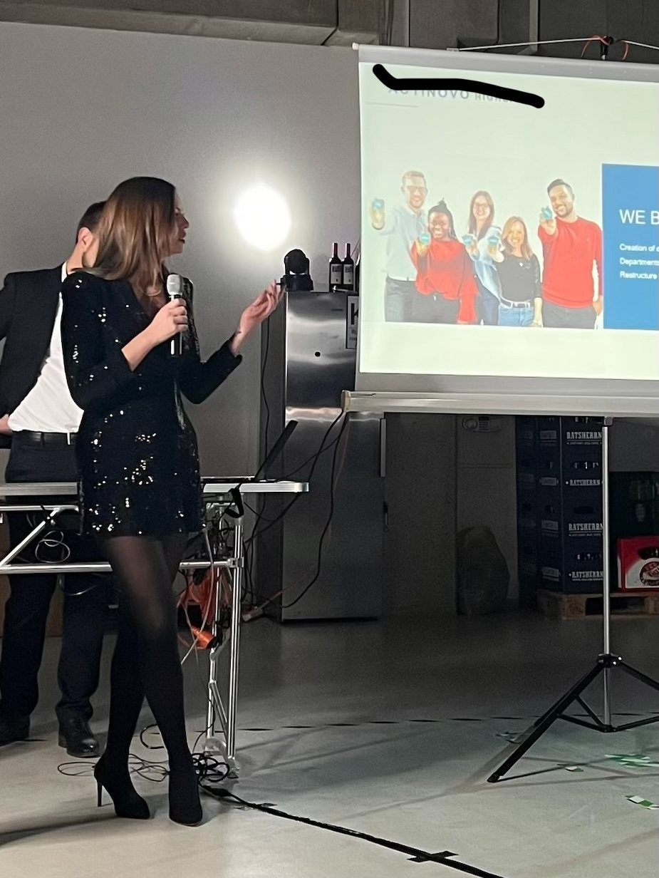 Diana Pereira Piechoczek presenting at an industry event